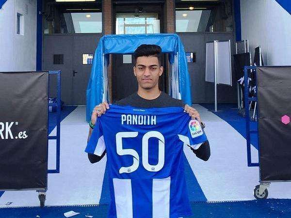 Ishan Pandita posing with CD Leganes jersey